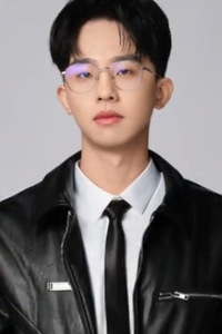 小何保